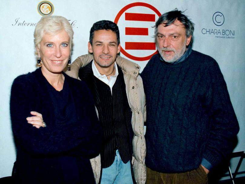 Baggio  da sempre attivo nelle iniziative umanitarie. In questa foto  con la stilista Chiara Boni e Gino Strada, uno dei fondatori di Emergency (Ansa)